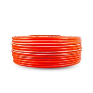 La manguera de gas reforzada es un tipo de manguera flexible especialmente diseñada para la conducción segura de gases, como gas licuado de petróleo (GLP), en instalaciones domésticas, comerciales o industriales. Está fabricada con PVC de alta calidad y contiene un refuerzo interno de hilo de poliéster que le proporciona una mayor resistencia a la presión y a la abrasión. Su color azul facilita la identificación rápida del uso destinado al gas.